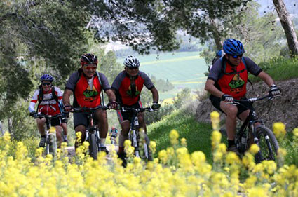 רוכבים בשטח. צילום: יוסי זמיר. ארכיון הצילומים של קק''ל