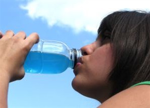 נערה שותה מים