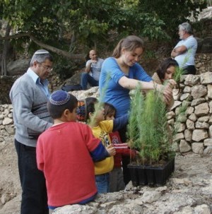 משפחה נוטעת עץ. צילום: אייל ברטוב, ארכיון הצילומים של קק"ל