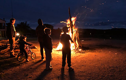 מסביב למדורה. צילום: pexels, luciiii