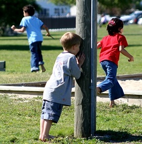 ילדים משחקים מחבואים. צילום: SXC