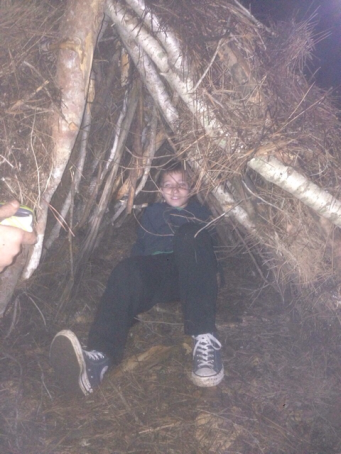 מחסה מהגשם שנבנה במסגרת טיול של חוגי הסיירות. צילום: חיליק הלפרין