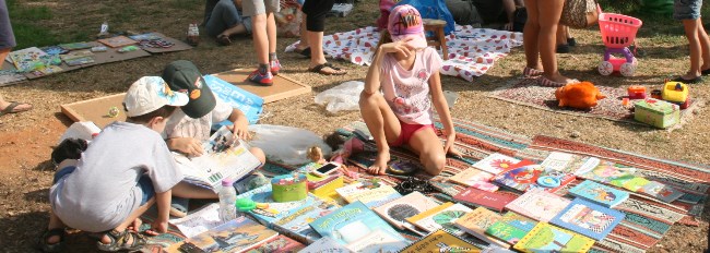 זבנים צעירים בשוק הילדים קידי מרקט בעדנים. צילום: מיכל גלוש