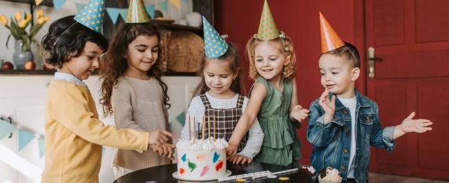 ילדים בחגיגת יום הולדת. צילום: pexels-vlada-karpovich