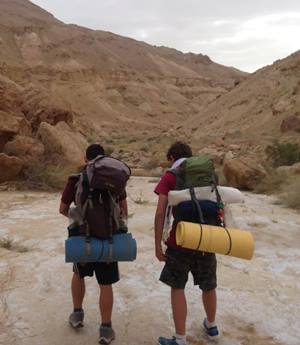 זוג צעירים מטיילים בשטח