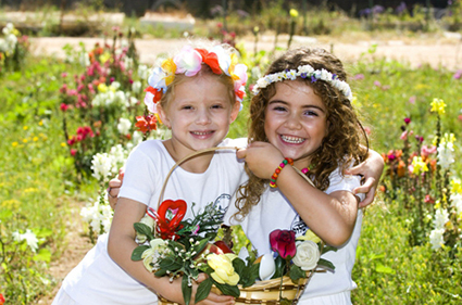 ילדות צעירות מחזיקות טנא ירוק. צילום: נטלי כהן קדוש, ארכיון הצילומים של קק"ל