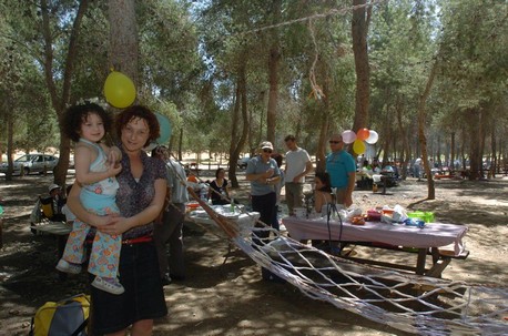 מטיילים ביער להב. צילום: דוד גרינשפן, ארכיון קקל