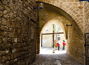 סמטה ביפו העתיקה. צילום: אנצ'ו גוש, ארכיון הצילומים של קקל