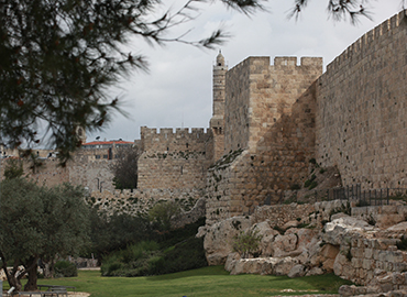 חומת העיר העתיקה. צילום: יוסי זמיר, ארכיון הצילומים של קקל