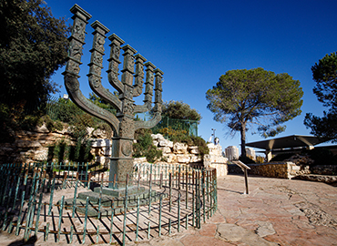 המנורה בקריית הלאום. צילום: גדעון שרון, ארכיון הצילומים של קקל