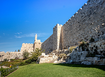 חומת העיר העתיקה. צילום: אבי בלבן, ארכיון הצילומים של קקל