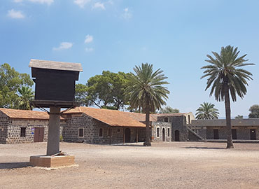 חצר כנרת. צילום: ניקולאי טבך, ארכיון הצילומים של קקל