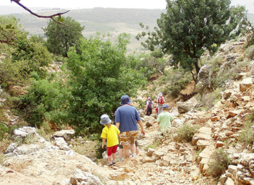 מטיילים בהר מירון. צילום: ניב בראון, ארכיון הצילומים של קק"ל