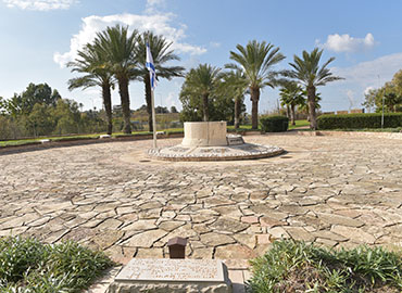 אנדרטת יד ליד. צילום: מיכאל חורי, ארכיון הצילומים של קקל