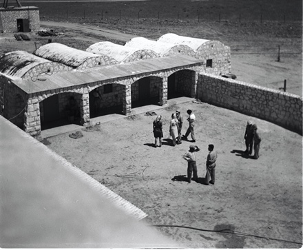 חצר בית אשל ב-1944. צילום: יעקב רוזנר, ארכיון הצילומים של קקל