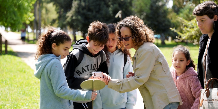 משחקים בחוויער ביער אילנות. צילום: עמוס לוזון, ארכיון הצילומים של קקל