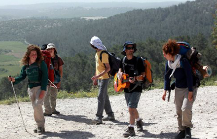 בני נוער מטיילים בנוף מיוער. צילום: יוסי זמיר