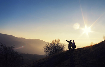 זוג מטייל. צילום: Mircea Ploscar from Pixabay 