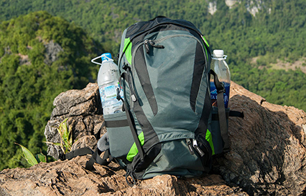 תיק גב עם בקבוקי מים. צילום: Lukas Kurth from Pixabay 