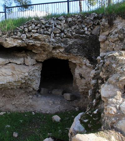 מערת מגורים בחורבת מגדלית. צילום: יעקב שקולניק