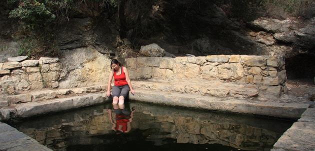 לשכשך רגליים בעין טייסים. צילום: יעקב שקולניק