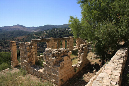 שרידי בית ישן בכפר סטף. צילום: יעקב שקולניק, ארכיון הצילומים של קקל