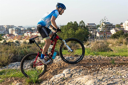 רוכב בסינגל פארק יער שוהם. צילום: אילן שחם