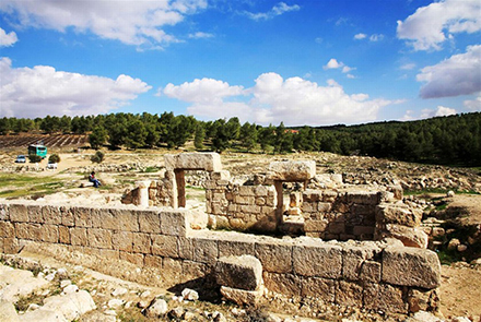 בית הכנסת בחורבת ענים. צילום: יעקב שקולניק, ארכיון הצילומים של קקל