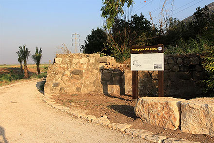 שרידי תחנות הקמח לצד השביל. צילום: יעקב שקולניק