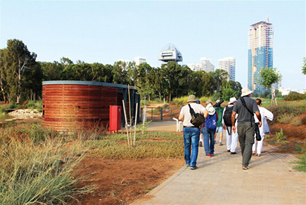 מטיילים בפארק הצפרות. צילום: יעקב שקולניק, ארכיון הצילומים של קק"ל