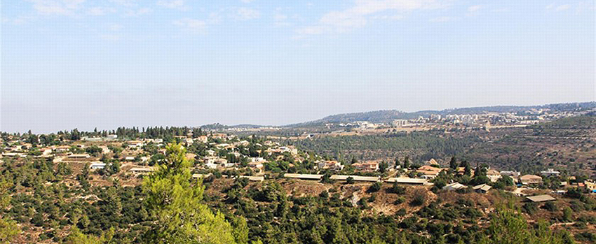 מבט מלמעלה אל גבעת יערים ואבו גוש. צילום: יעקב שקולניק