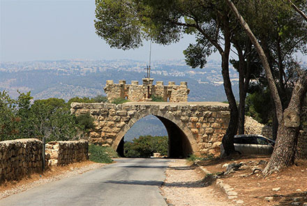 שער הרוח, בדרך המובילה לכנסיית ההשתנות. צילום: יעקב שקולניק, ארכיון הצילומים של קקל