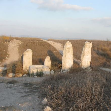 הבמה הגזרית בתל גזר. צילום: אורי, ויקישיתוף