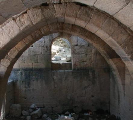 בית הקשתות, למרגלות תל איילון. צילום: יעקב שקולניק, ארכיון הצילומים של קקל