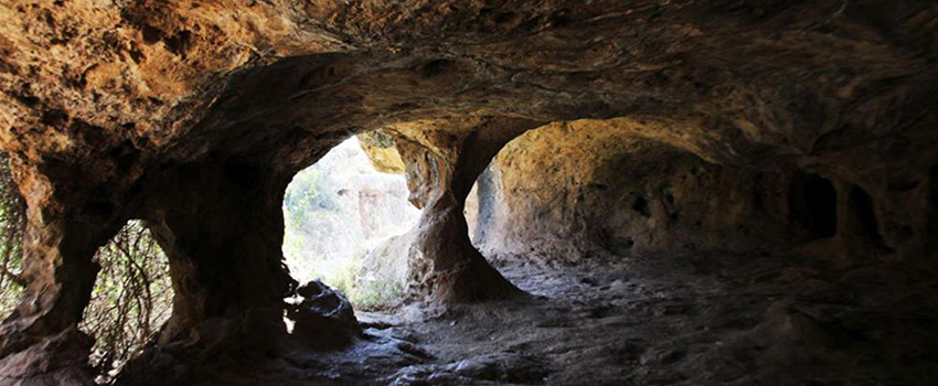 מערת חלילים על שום מה? על שום המחילות והפתחים. צילום: יעקב שקולניק