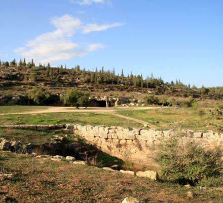 בקעת הנזירים. גם יהודים בתקופת החשמונאים התגוררו כאן. צילום: יעקב שקולניק, ארכיון הצילומים של קקל
