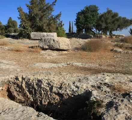 השם דבק במקום. קברות המכבים. צילום: יעקב שקלוניק, ארכיון הצילומים של קקל