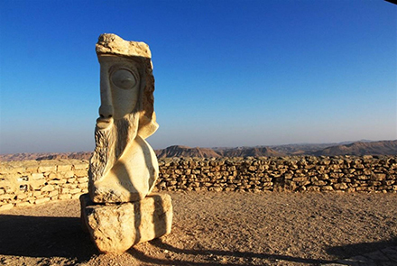 פנים – יצירתו המיוחדת של דוד קיש בטיילת באמצע המדבר. צילום: יעקב שקולניק