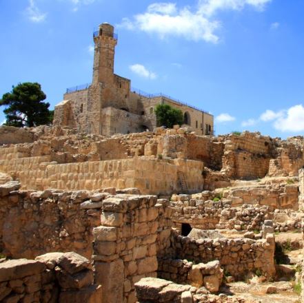 נבי סמואל. שרידי מבנים מהתקופה החשמונאית על רקע מבנה קבר שמואל הנביא. צילום: יעקב שקולניק, ארכיון הצילומים של קקל