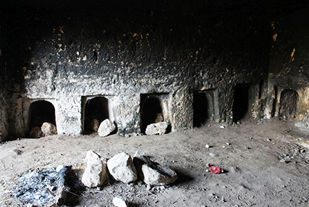 כאן קברו פעם. מערת אום אום אל-עמד. צילום: יעקב שקולניק