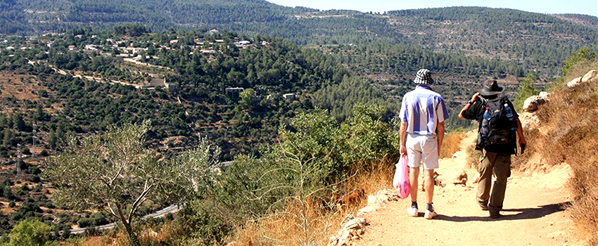 מטיילים בשביל הכפר בסטף. צילום: יעקב שקולניק, ארכיון הצילומים של קק"ל