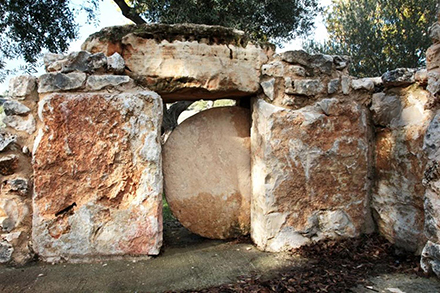 אבן גולל שכיסתה פתח של מעת קבורה. צילום: יעקב שקולניק, ארכיון הצילומים של קק"ל