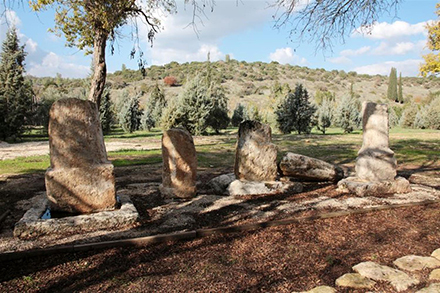 אבני מיל רומיות שהתגלו לאורך כביש 38. צילום: יעקב שקולניק, ארכיון הצילומים של קק"ל