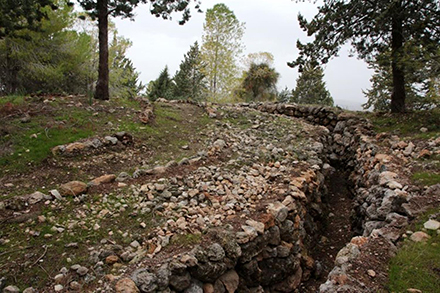 תעלת קשר במשלט י"ד. צילום: יעקב שקולניק, ארכיון הצילומים של קק"ל