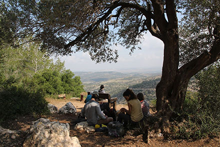 קבוצה בפיקניק בראש משלט 21. צילום: יעקב שקולניק, ארכיון הצילומים של קק"ל