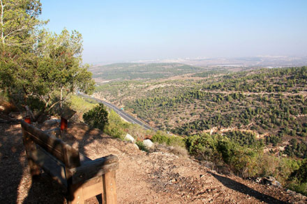 הכביש לירושלים כפי שנראה ממשלט 21. צילום: יעקב שקולניק, ארכיון הצילומים של קק"ל
