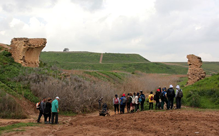 שרידי הגשר הטורקי על נחל פורה. צילום: יעקב שקולניק, ארכיון הצילומים של קק"ל