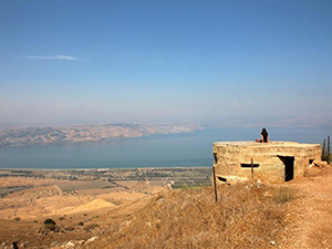 להשתזף על גג הפילבוקס הסורי. צילום: יעקב שקולניק