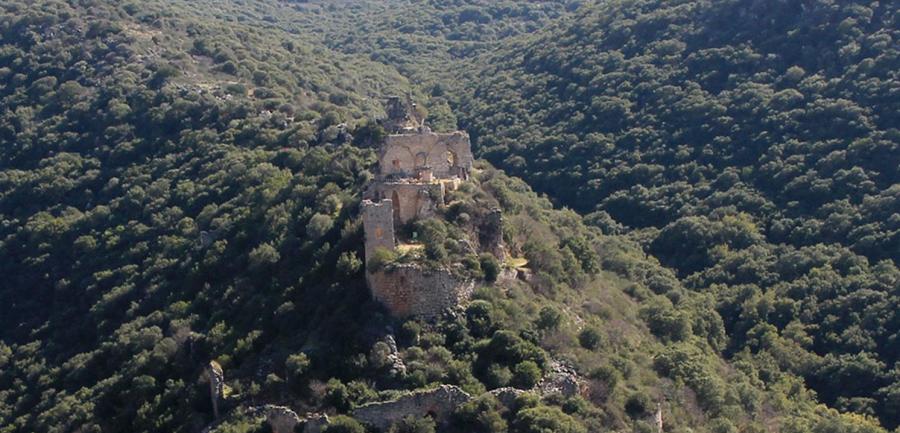 מבצר מונפור. מתנוסס במדרון התלול שמול פארק גורן. צילום: יעקב שקולניק, ארכיון הצילומים של קקל