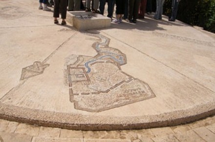 פסיפס אמת המים בגן שרמן. צילום: חוה בראון